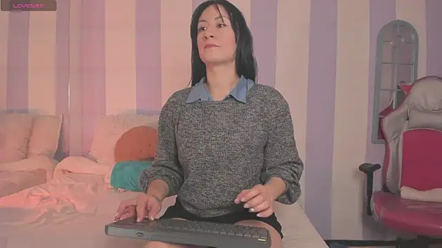 Snapshot of clover_tter_ chatting on November 28, 2025, 7:16 pm clover tter online show from November 28, 2025, 7:16 pm