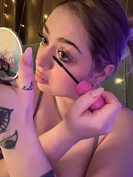 KellyMoors online show from December 18, 2025, 1:22 am