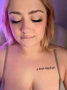 KellyMoors online show from April 7, 2026, 1:28 am