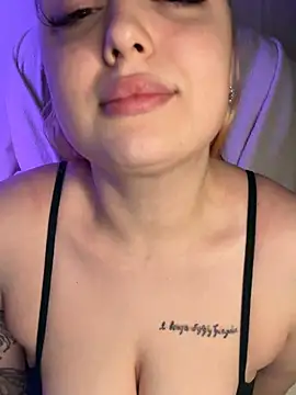 KellyMoors online show from April 20, 2026, 1:30 am