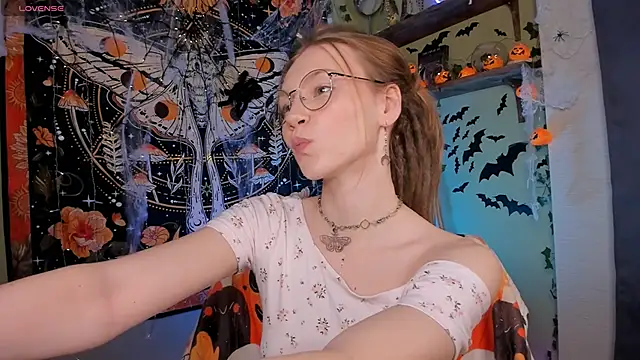 lyra thenymph online show from October 26, 2025, 2:12 pm