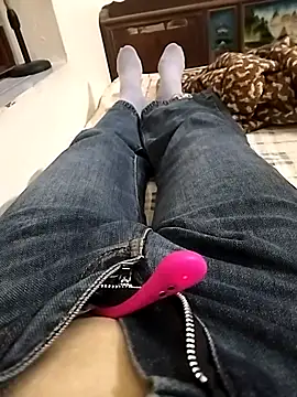 Snapshot of Lili_2love chatting on November 4, 2025, 1:27 am Lili 2love online show from November 4, 2025, 1:27 am