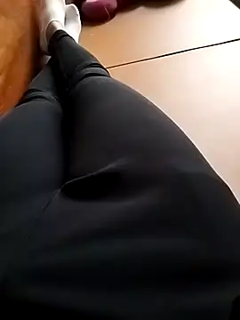 Snapshot of Lili_2love chatting on November 7, 2025, 12:21 am Lili 2love online show from November 7, 2025, 12:21 am