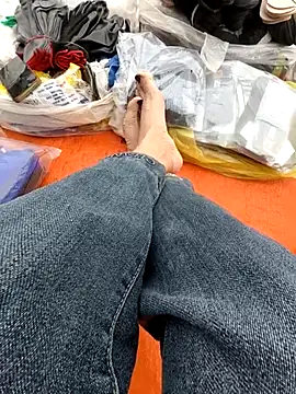 Snapshot of Lili_2love chatting on November 17, 2025, 1:00 am Lili 2love online show from November 17, 2025, 1:00 am