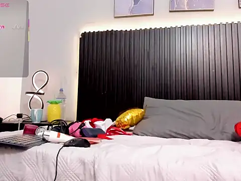 Julieta Slav3 online show from February 13, 2026, 9:00 pm