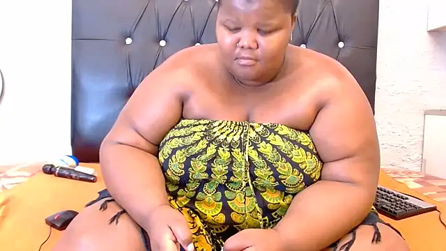 LadyBear2002 online show from February 9, 2026, 8:46 pm