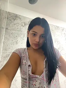 Snapshot of Lunahanzee chatting on November 4, 2025, 8:08 pm Lunahanzee online show from November 4, 2025, 8:08 pm