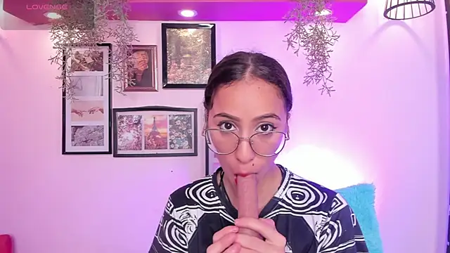 Alana Martinez  online show from October 11, 2025, 12:47 pm