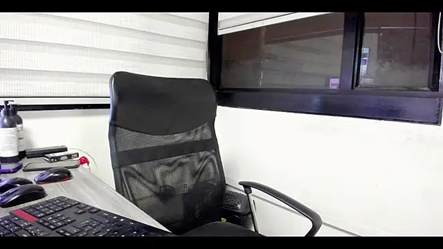 Xander Taylor  online show from October 24, 2025, 5:04 am