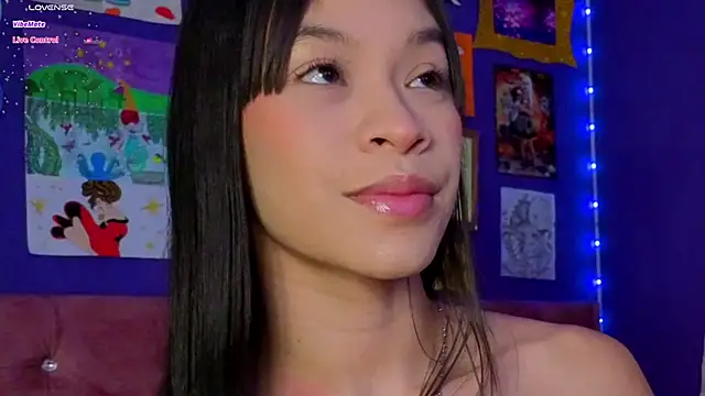 kimhilton  online show from April 21, 2026, 1:42 am