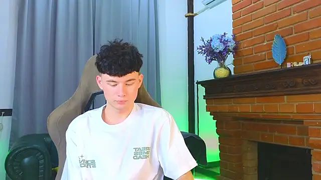 Snapshot of Cute_Mike chatting on February 17, 2026, 12:45 pm Cute Mike online show from February 17, 2026, 12:45 pm