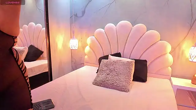 CatalinaCoopper online show from November 6, 2025, 4:24 am