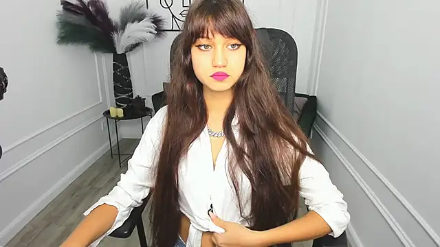 TiffanyYounge online show from November 14, 2025, 12:37 pm