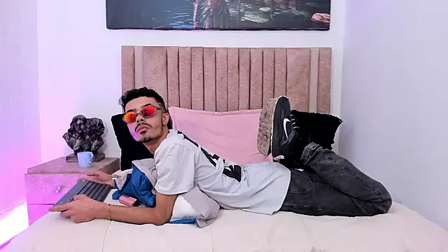 Snapshot of Timothe_Evans chatting on October 24, 2025, 9:11 pm Timothe Evans online show from October 24, 2025, 9:11 pm