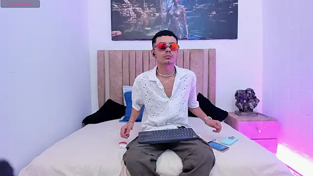 Snapshot of Timothe_Evans chatting on November 18, 2025, 7:29 pm Timothe Evans online show from November 18, 2025, 7:29 pm