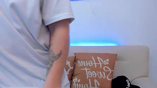 Leoo Miller online show from October 28, 2025, 9:17 pm