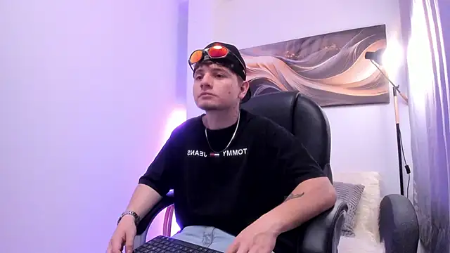 Leoo Miller online show from November 19, 2025, 4:12 am