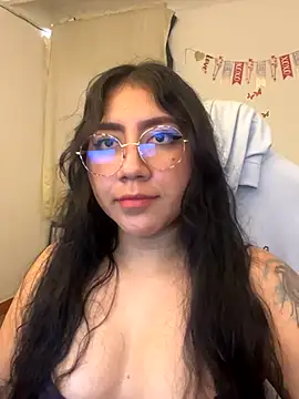 Snapshot of LoveLyy- chatting on October 5, 2025, 2:26 pm LoveLyy- online show from October 5, 2025, 2:26 pm