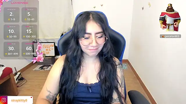 LoveLyy- online show from April 9, 2026, 11:32 pm