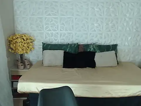  YourHellMajestic  online show from November 6, 2025, 11:48 pm