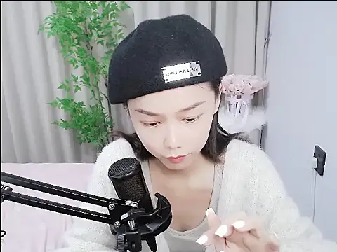 mili0923 online show from October 22, 2025, 2:28 pm