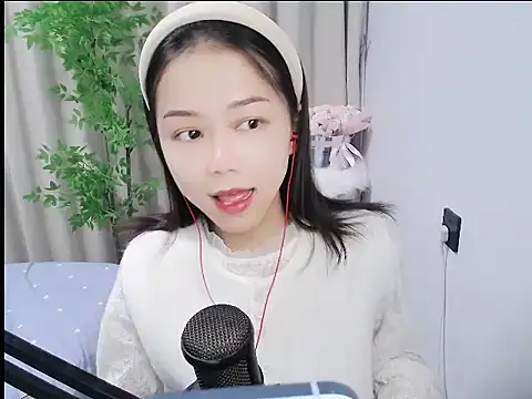 mili0923 online show from December 2, 2025, 2:34 pm