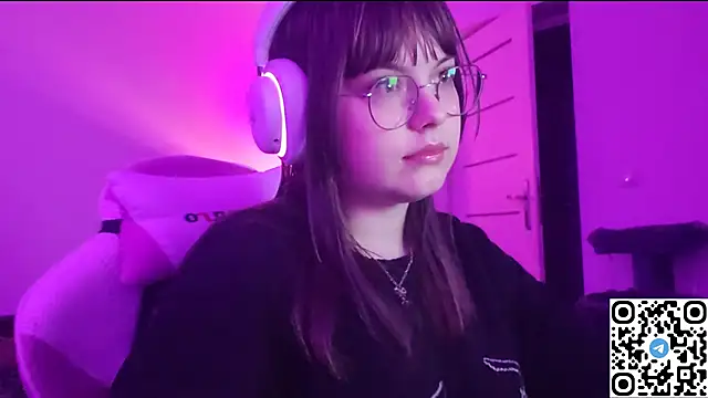 Snapshot of KristiBloom chatting on December 14, 2025, 10:25 pm KristiBloom online show from December 14, 2025, 10:25 pm