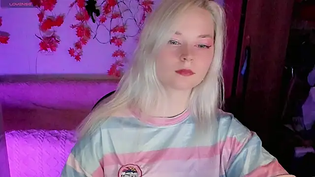 HoneyDazzle online show from October 24, 2025, 7:32 pm