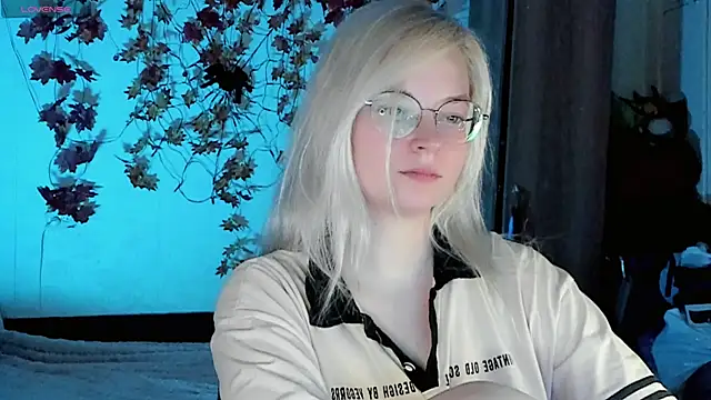 HoneyDazzle online show from November 1, 2025, 7:27 pm