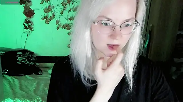 HoneyDazzle online show from November 7, 2025, 7:36 pm