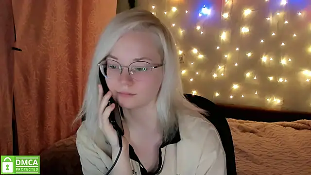 HoneyDazzle online show from November 30, 2025, 8:13 pm