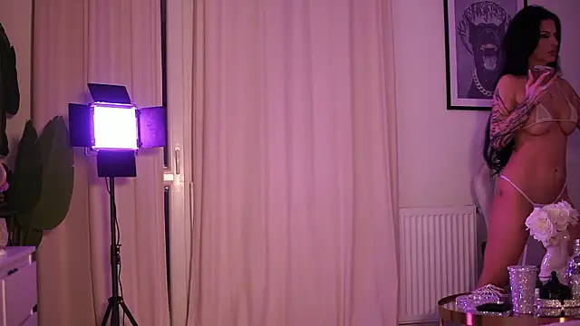 Snapshot of GiaInked chatting on March 4, 2026, 3:34 am GiaInked online show from March 4, 2026, 3:34 am