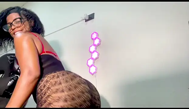 natybratz01 online show from November 11, 2025, 12:10 am