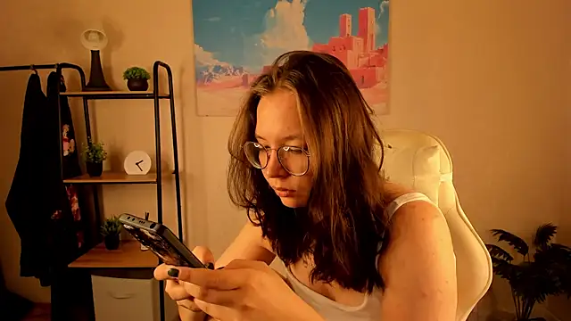 Nuura Moore online show from October 9, 2025, 1:03 am