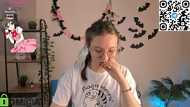 Nuura Moore online show from November 6, 2025, 1:17 am