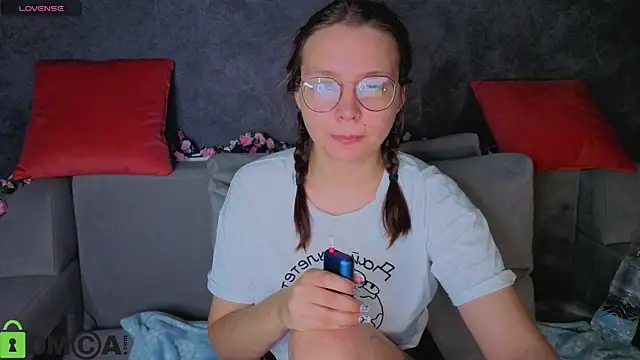 Nuura Moore online show from November 28, 2025, 1:08 am