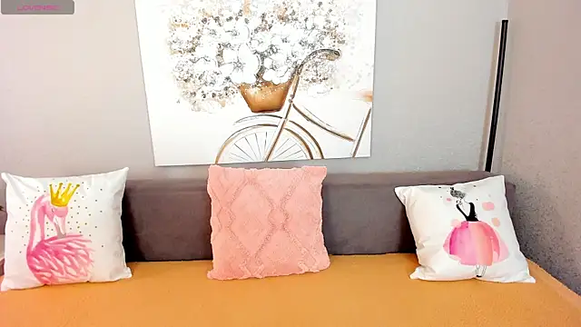 Evarey  online show from November 12, 2025, 5:41 am