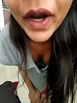 anshika0124 online show from November 28, 2025, 4:59 am