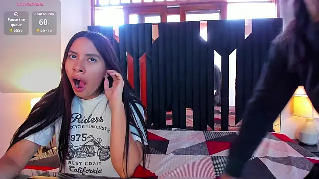 Sofy and Mia online show from November 5, 2025, 12:27 pm