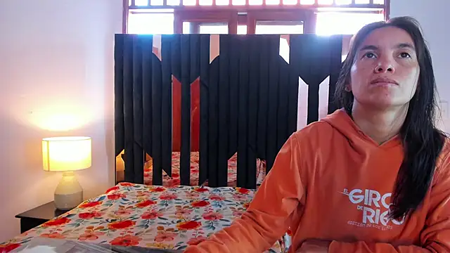 Sofy and Mia online show from December 18, 2025, 12:33 pm