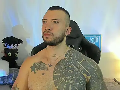 Dave-Max01 online show from November 4, 2025, 11:04 pm