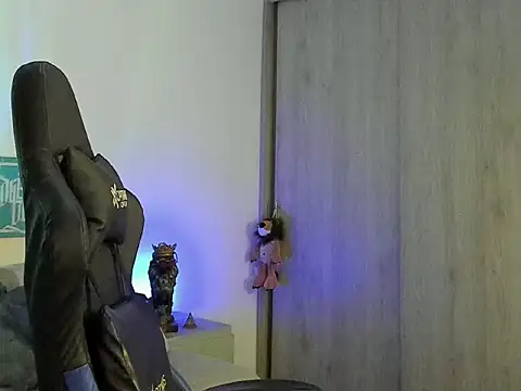 Dave-Max01 online show from November 7, 2025, 3:06 am