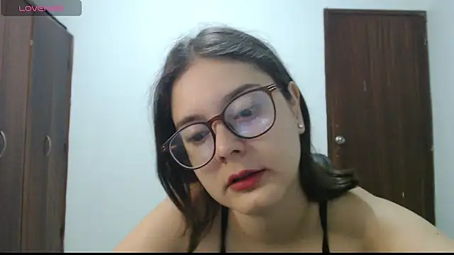 CarlaLorez online show from November 9, 2025, 12:47 pm