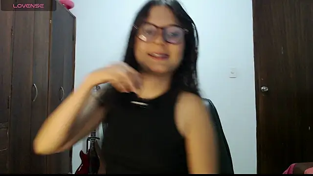 CarlaLorez online show from May 7, 2026, 11:54 pm
