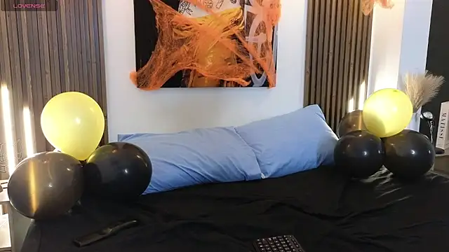 Snapshot of Kitty_Bombon chatting on October 22, 2025, 8:19 pm Kitty Bombon online show from October 22, 2025, 8:19 pm