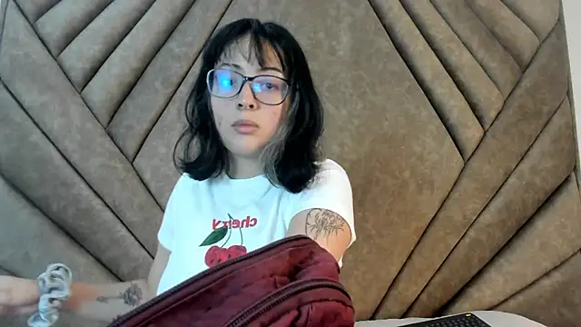 Mythical Girl online show from November 6, 2025, 7:26 pm