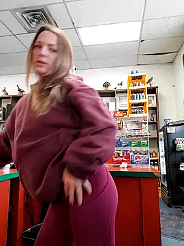 Snapshot of Cassaroll333 chatting on December 1, 2025, 4:34 pm Cassaroll333 online show from December 1, 2025, 4:34 pm