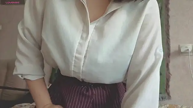 MiaLovelyOne online show from May 14, 2026, 7:37 am
