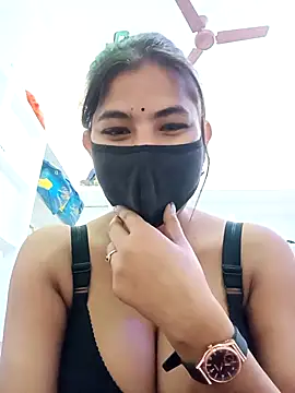 Hot radhaji online show from December 18, 2025, 5:08 pm