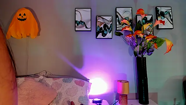 Jenn W online show from October 24, 2025, 12:12 pm